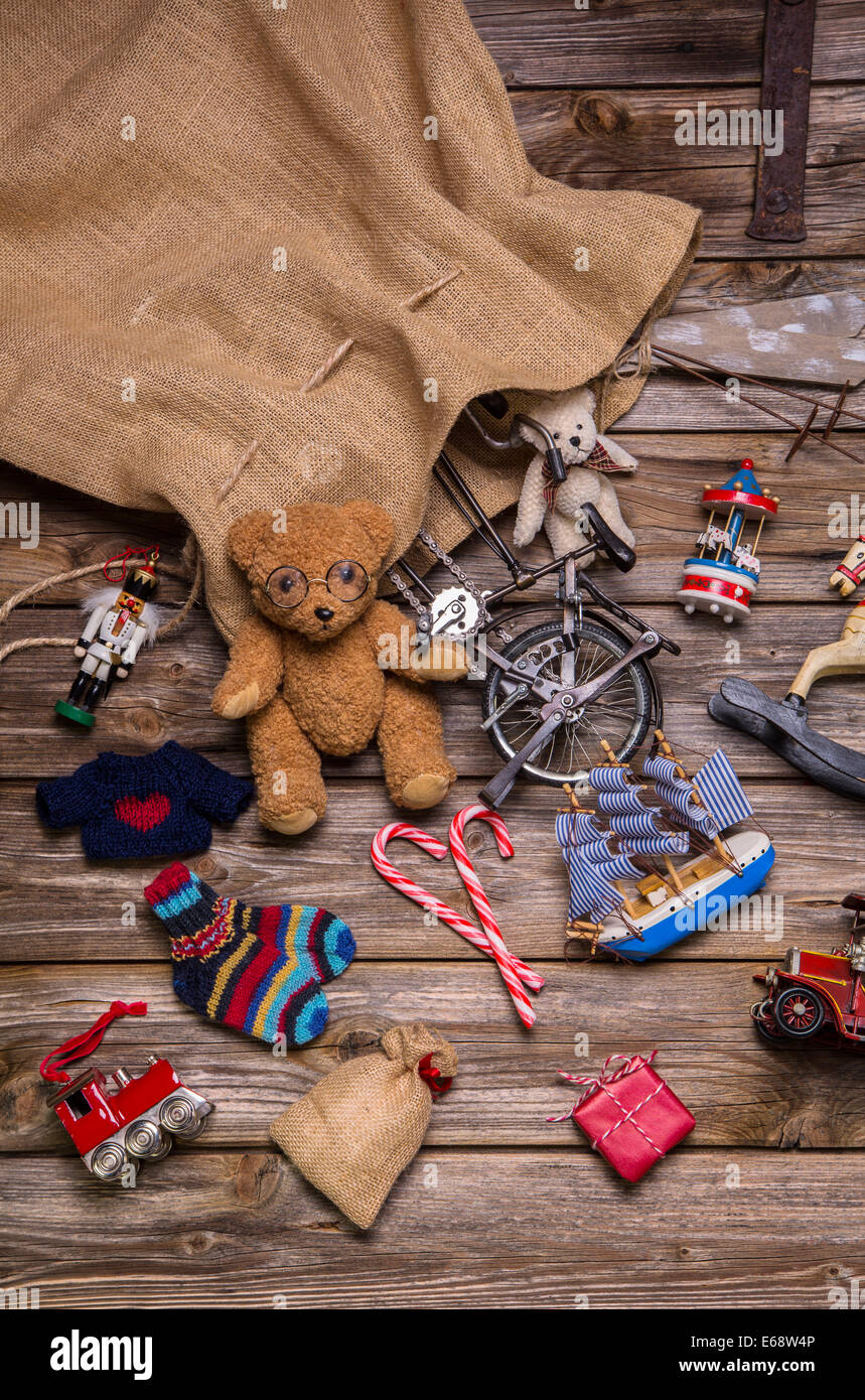 Geschenke und gaben des Weihnachtsmanns Sac: alte hölzerne antike Spielzeuge für Kinder. Vintage-Look. Stockfoto
