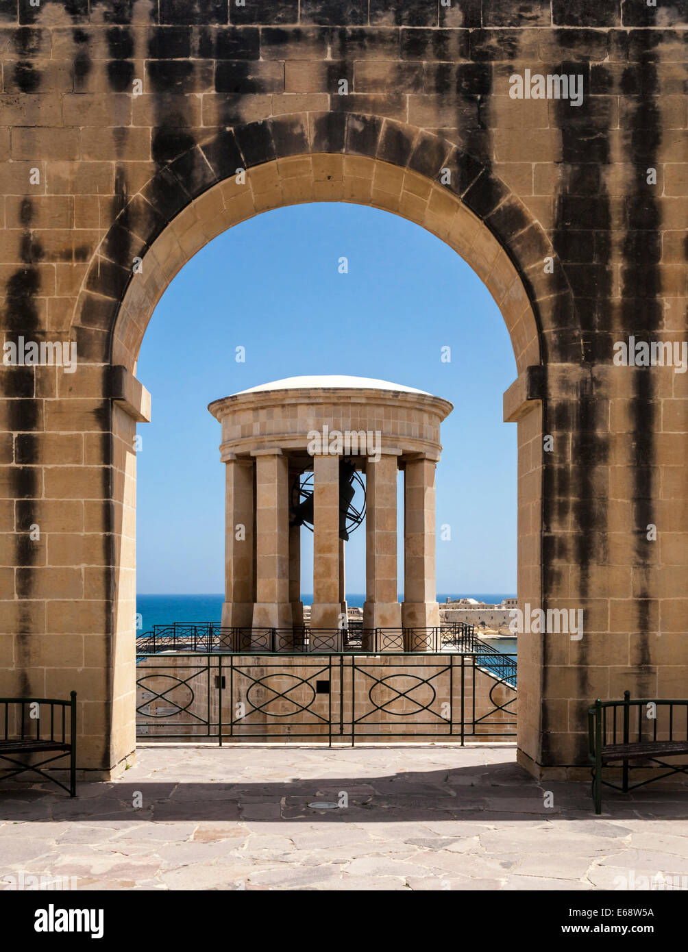 Die Belagerung Bell Kriegerdenkmal am Lower Barrakka Gardens, Valletta, Malta Stockfoto