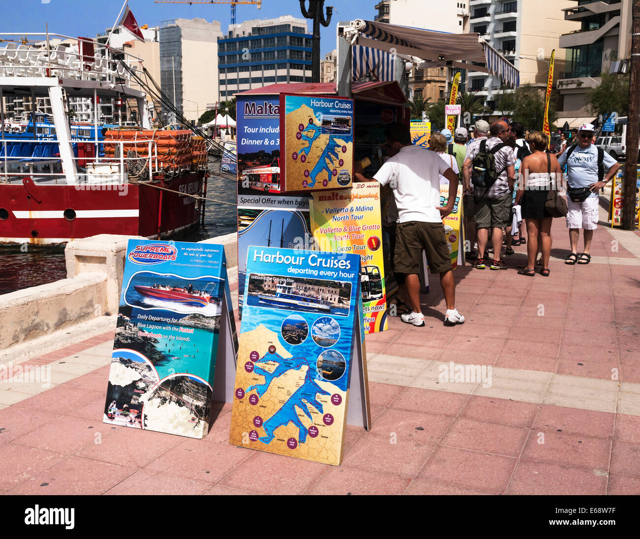 Einen Stand an der Strandpromenade von Sliema verkaufen touristische Ausflüge mit Boot und Bus, Malta. Stockfoto