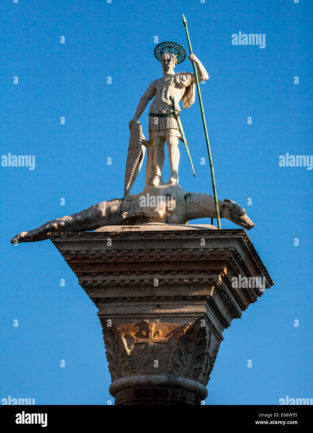 Die Statue des Hl., Theodore (San Teodoro), Markusplatz, Venedig, Veneto, Italien. Stockfoto