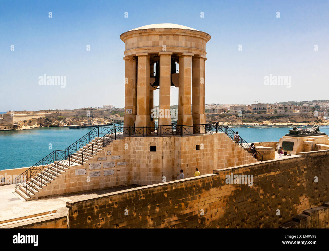 Die Belagerung Bell Kriegerdenkmal am Lower Barrakka Gardens, Valletta, Malta Stockfoto