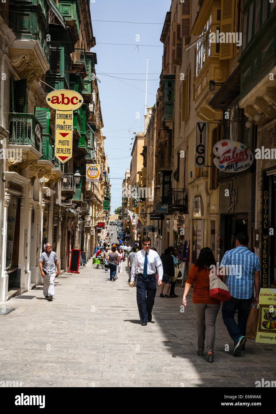 South Street (Triq In-NofsNhar), Valletta, Malta. Stockfoto