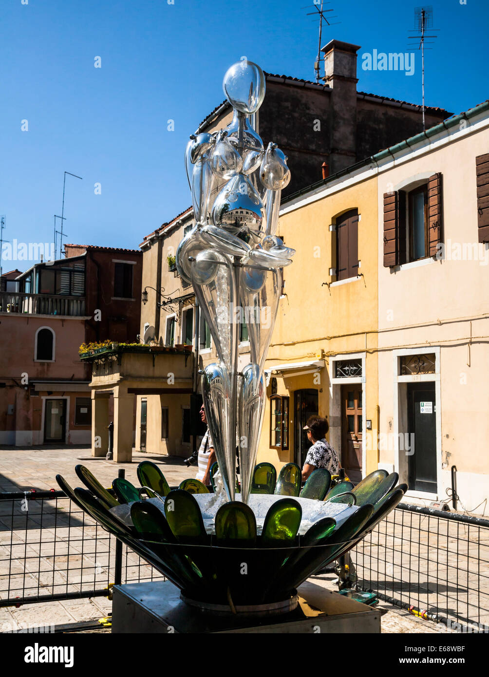 Glas abstrakte Skulptur einer Frau von Denise Gemin, Insel Murano, Venedig, Veneto, Italien. Stockfoto