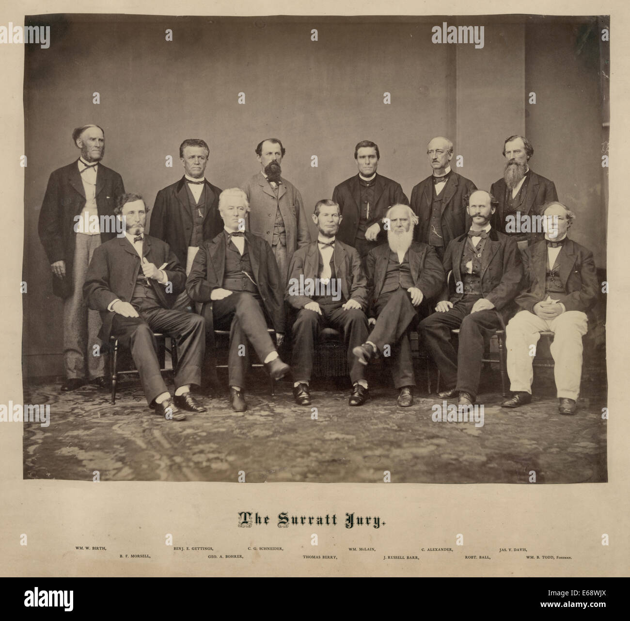 Die Surratt Jury - 12 männlichen Juroren im Prozess gegen den John H. Surratt. Die einzelnen Juroren werden durch Namen unter dem Bild identifiziert. 1867 Stockfoto