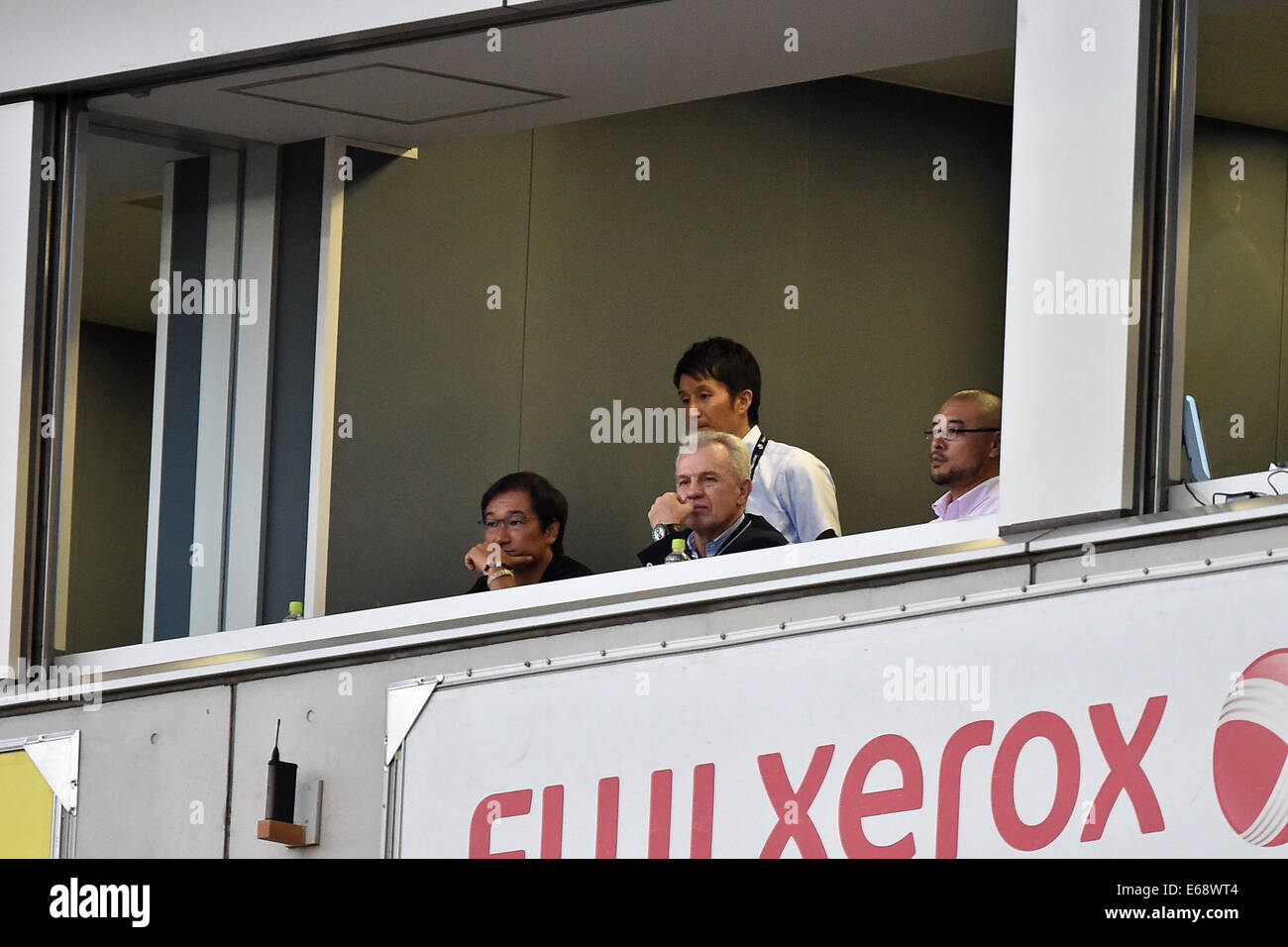 Saitama, Japan. 16. August 2014. (L-R) Masahiro Shimoda, Javier Aguirre (JPN), Kazutake Nishizawa, Naoyuki Hanyu Fußball: Japans neue Unterzeichnung Trainer Javier Aguirre besucht dem 2014 J.League Division 1 Spiel zwischen Urawa Red Diamonds 1-0 Sanfrecce Hiroshima im Saitama Stadium 2002 in Saitama, Japan. © AFLO/Alamy Live-Nachrichten Stockfoto