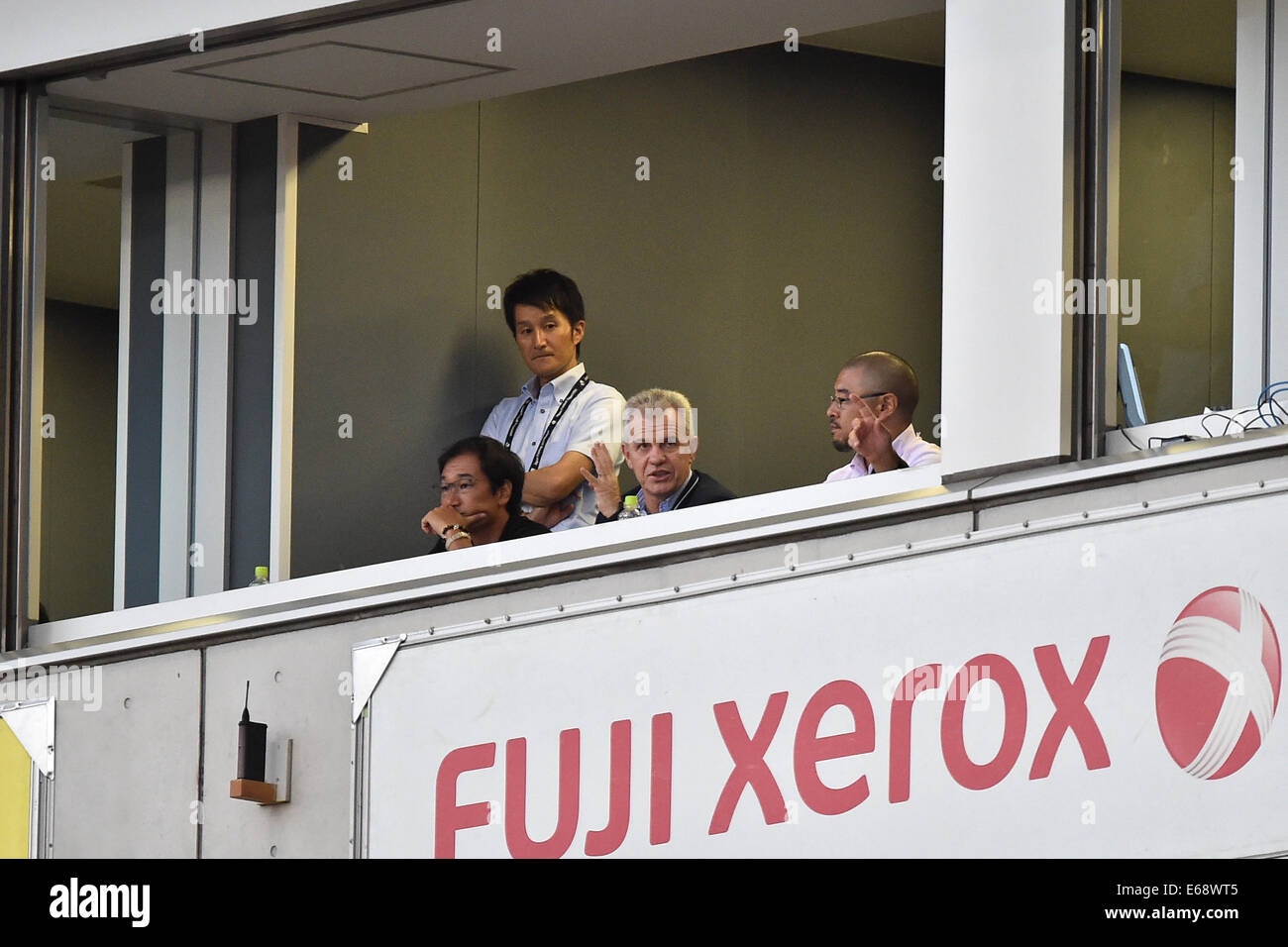 Saitama, Japan. 16. August 2014. (L-R) Masahiro Shimoda, Kazutake Nishizawa, Javier Aguirre (JPN), Naoyuki Hanyu Fußball: Japans neue Unterzeichnung Trainer Javier Aguirre besucht dem 2014 J.League Division 1 Spiel zwischen Urawa Red Diamonds 1-0 Sanfrecce Hiroshima im Saitama Stadium 2002 in Saitama, Japan. © AFLO/Alamy Live-Nachrichten Stockfoto