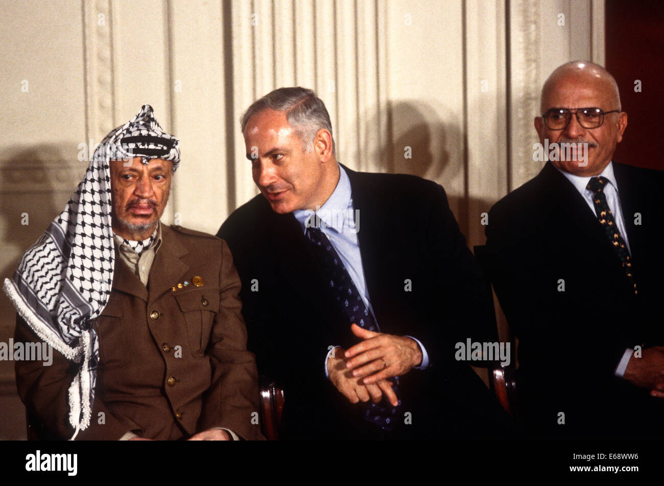 Washington, DC, USA. 2. Oktober 1996. Der israelische Ministerpräsident Benjamin Netanyahu spricht mit PLO-Führer Yasser Arafat als König Hussein von Jordanien betrachten auf einer Pressekonferenz des weißen Hauses 2. Oktober 1996 In Washington, DC. © Richard Ellis/ZUMAPRESS.com/Alamy Live-Nachrichten Stockfoto