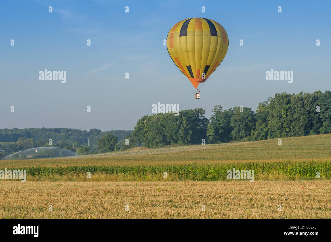 Frankreich BRISSAC-Quitte: Blick auf Heißluft Ballons fliegen über Felder in der Nähe von BRISSAC-Quitte-Stadt Stockfoto