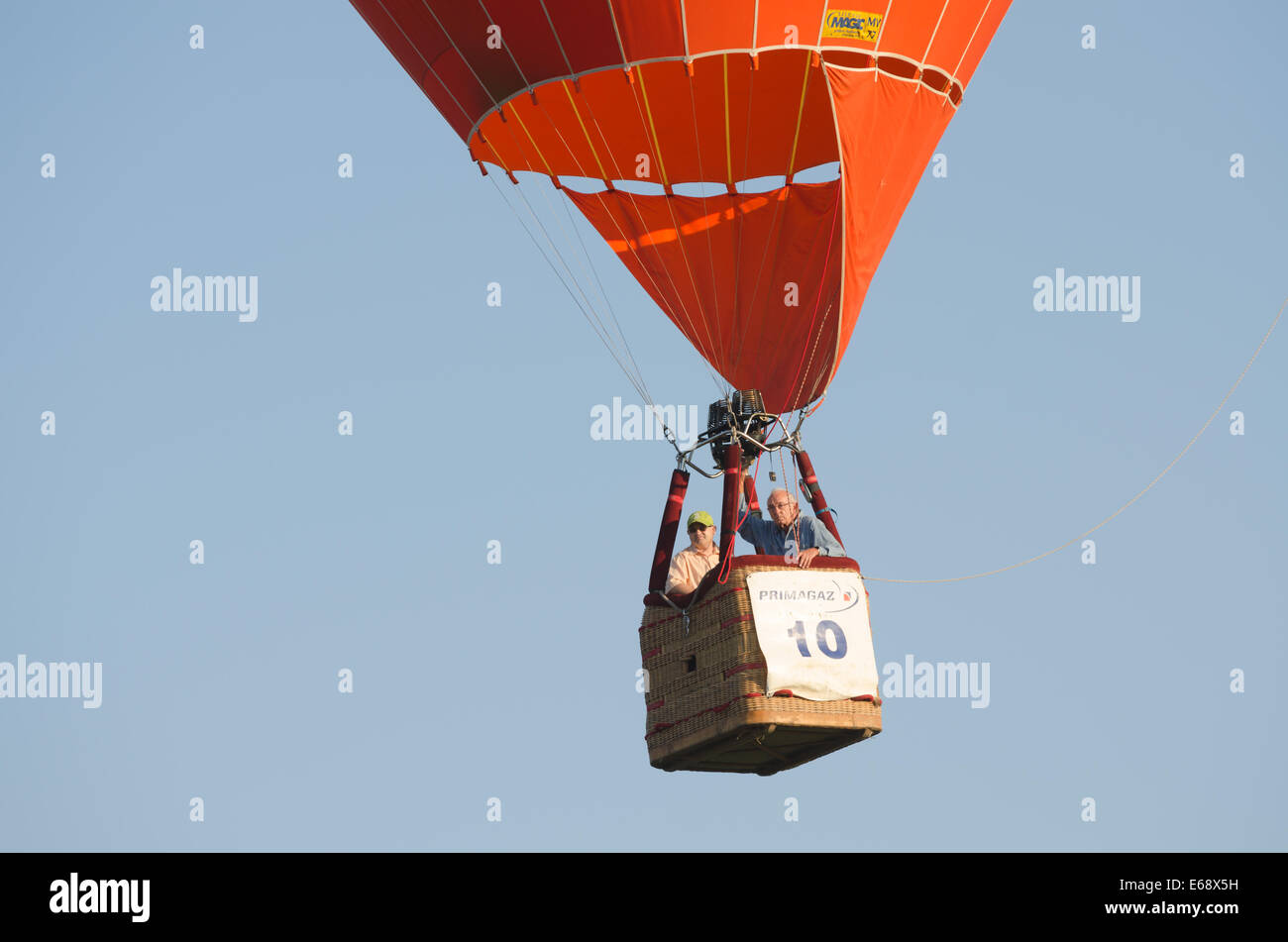 Frankreich BRISSAC-Quitte: Blick auf Heißluft Ballons fliegen über Felder in der Nähe von BRISSAC-Quitte-Stadt Stockfoto