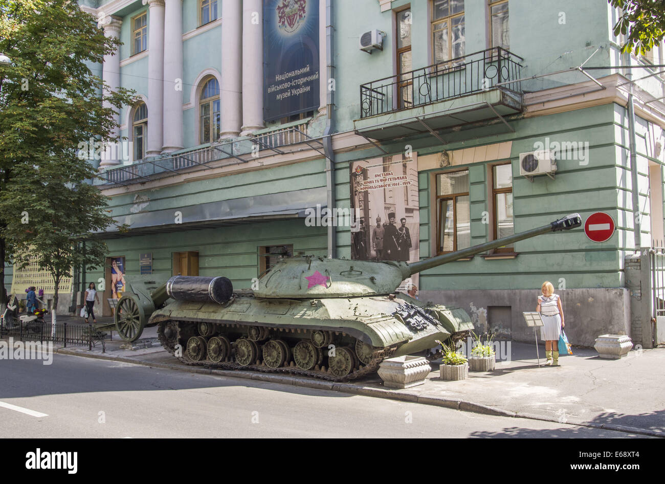 18. August 2014 - entfernt vom Sockel JS-3 von Konstantinowka, die Terroristen verwendet während der Kämpfe in der Region Donezk nach Kiew gebracht. -Jetzt wird es die Ausstellung des National Museum of Military History schmücken. Terroristen verwendet eine Kampfmaschine eher als psychologische Waffe, da die Waffe Tank defekt ist. Eine betreute Maschine über eine Tablette und eine Videokamera, die an der Vorderseite angebracht ist. © Igor Golovniov/ZUMA Draht/Alamy Live-Nachrichten Stockfoto