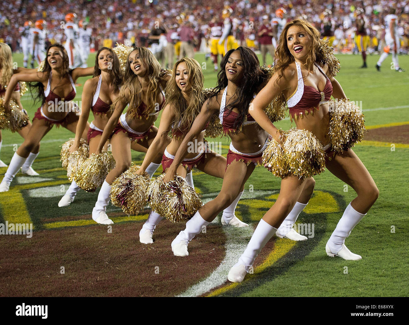 Washington, DC, USA. 18. August 2014. Washington Redskins Cheerleader führen während der ersten Hälfte des ihre NFL Preseason-Spiel gegen die Cleveland Browns bei FedEx Field in Landover, MD Montag, 18. August 2014. © Harry E. Walker/ZUMA Draht/Alamy Live-Nachrichten Stockfoto