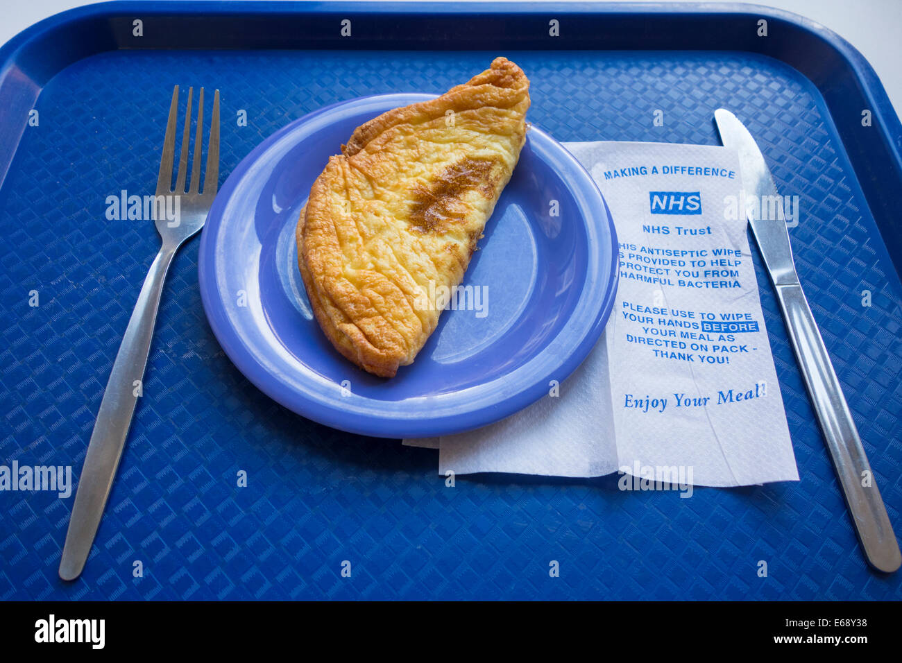 Patienten Essen (Omelette) auf Tablett in NHS-Krankenhaus. England, UK Stockfoto