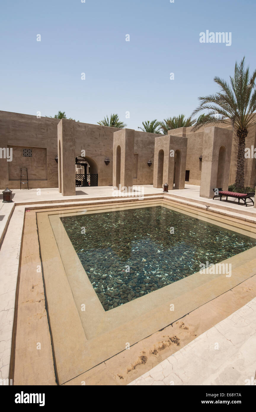 Plunge Pool Hof das Bab Al Shams Desert Resort & Spa. Dubai, Vereinigte Arabische Emirate VAE. Stockfoto