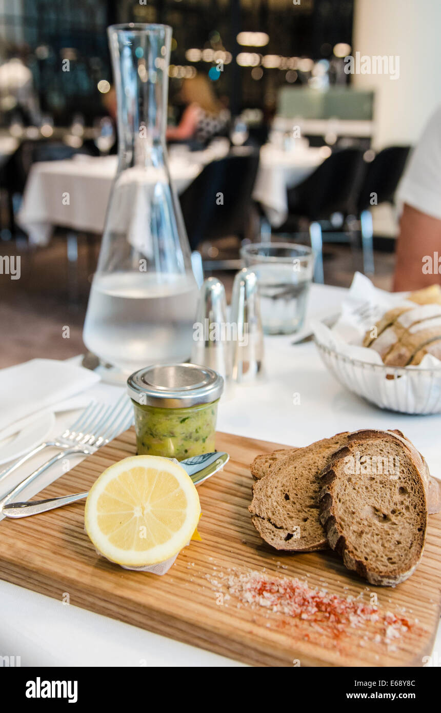 Enten Rillette Aprikose Chutney in Alfies Restaurant in das Jumeirah Emirates Towers Hotel, Dubai, Vereinigte Arabische Emirate VAE. Stockfoto