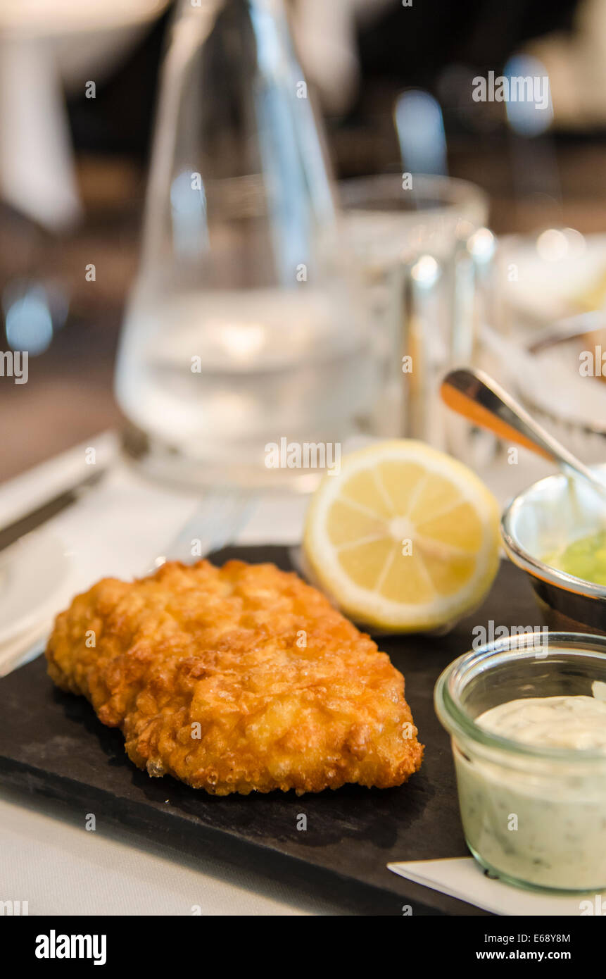 Fish &amp; Chips Küche Teller Essen in Alfies Restaurant im Jumeirah Emirates Towers Hotel, Dubai, Vereinigte Arabische Emirate VAE. Stockfoto