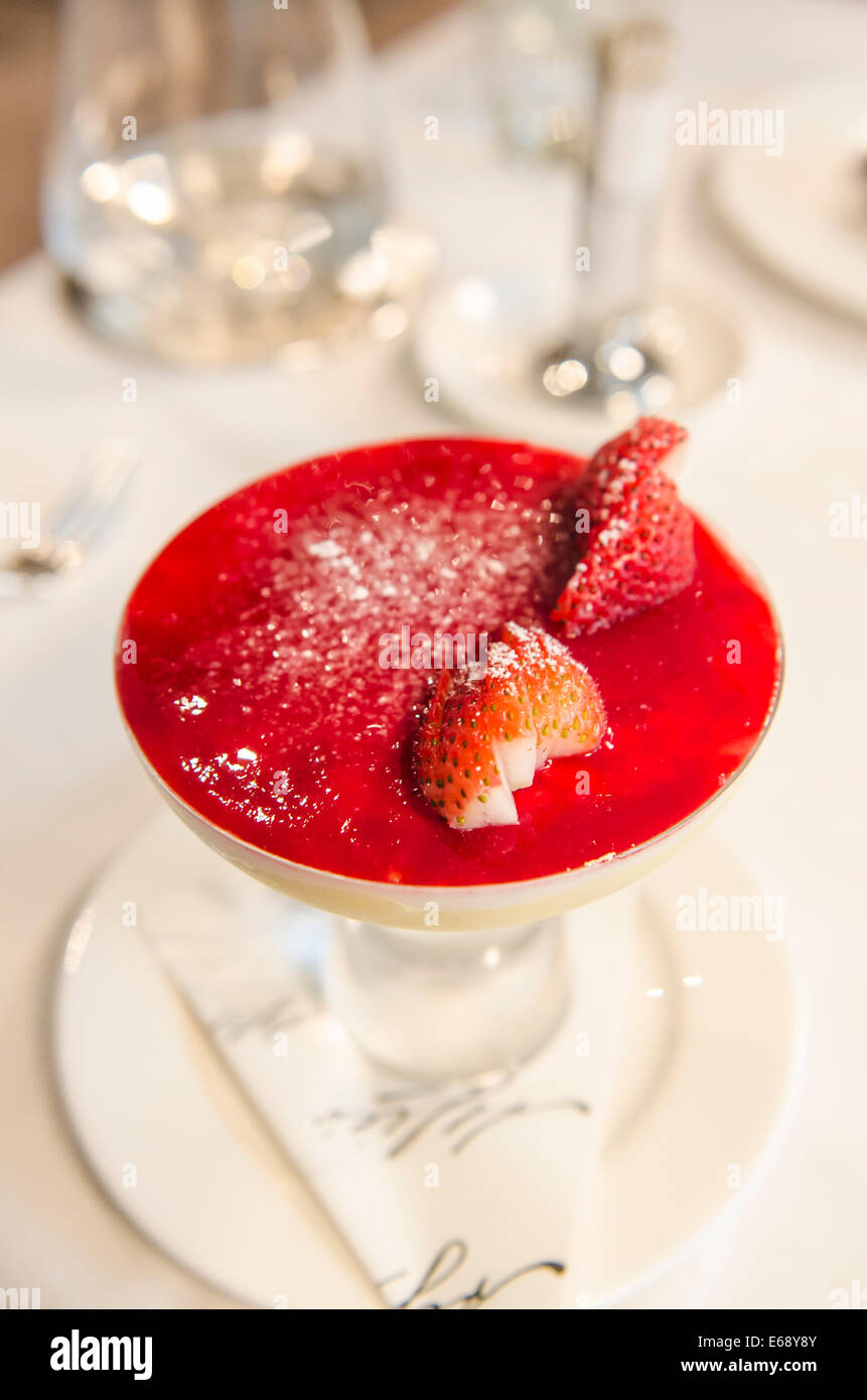 Erdbeersorbet Dessert im Alfies Restaurant im Jumeirah Emirates Towers Hotel, Dubai, Vereinigte Arabische Emirate VAE. Stockfoto