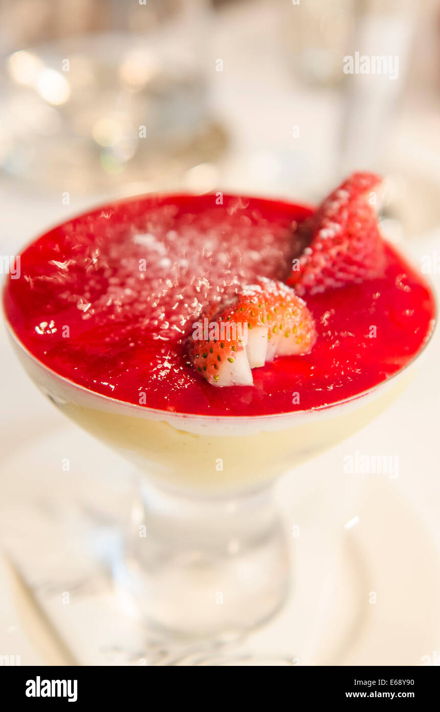 Erdbeersorbet Dessert im Alfies Restaurant im Jumeirah Emirates Towers Hotel, Dubai, Vereinigte Arabische Emirate VAE. Stockfoto