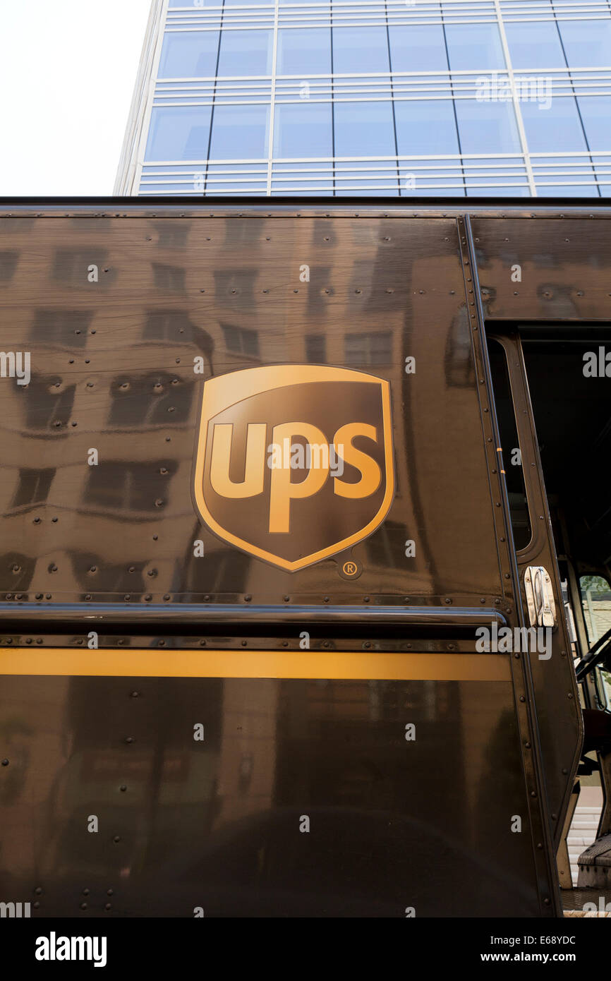 UPS-Lieferwagen gegen Gebäude - USA Stockfoto