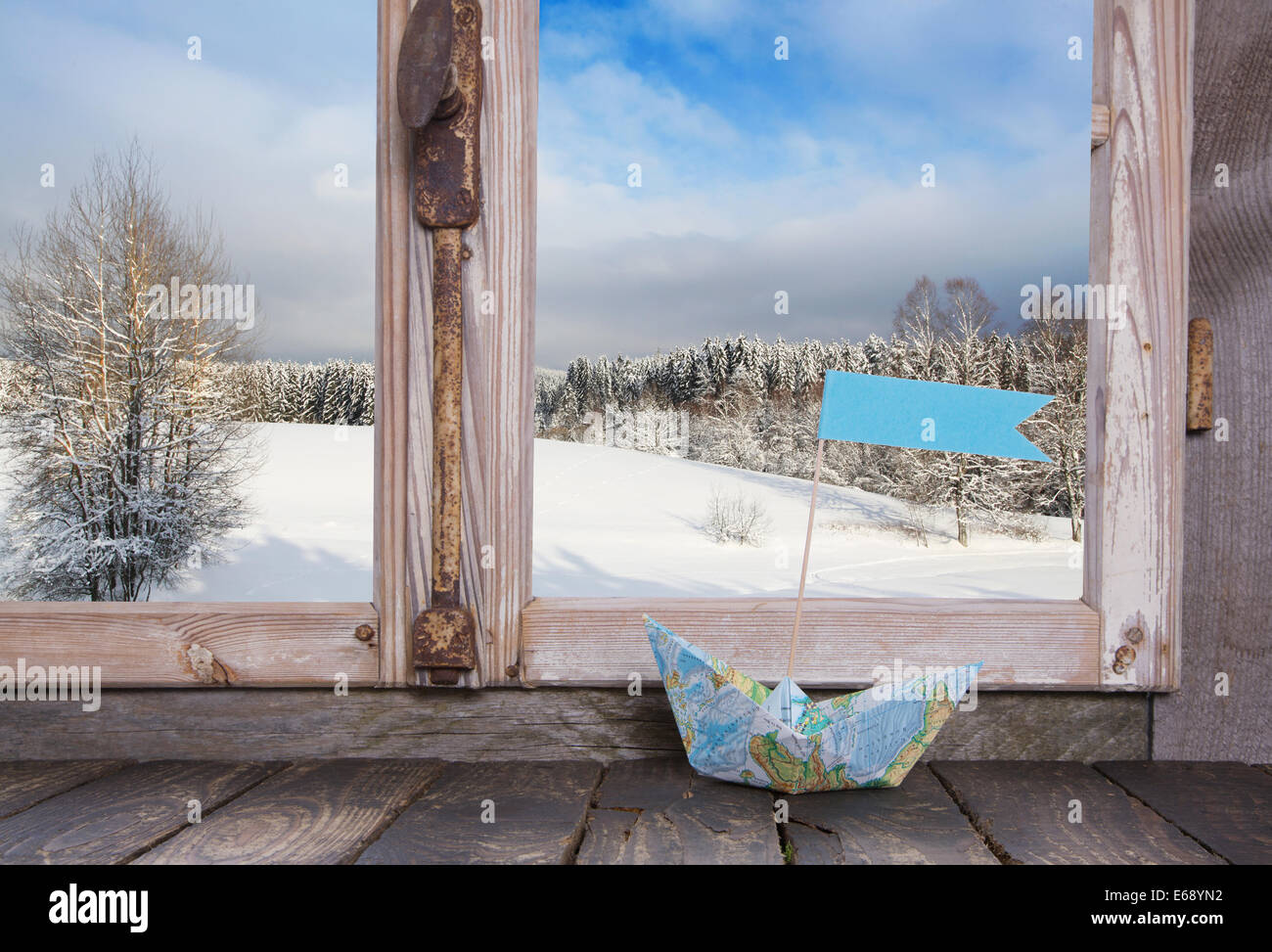 Winter Urlaub Konzept: hölzerne Fensterbank mit Segelboot und verschneite Landschaft. Stockfoto