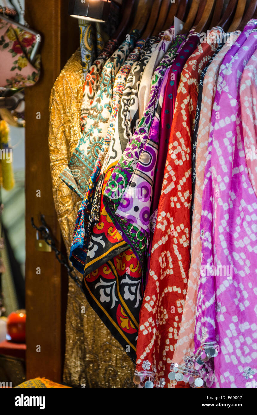 Kleidung, Bekleidung und Textilien auf dem Markt Souk Madinat Jumeirah  Dubai, Vereinigte Arabische Emirate VAE Stockfotografie - Alamy
