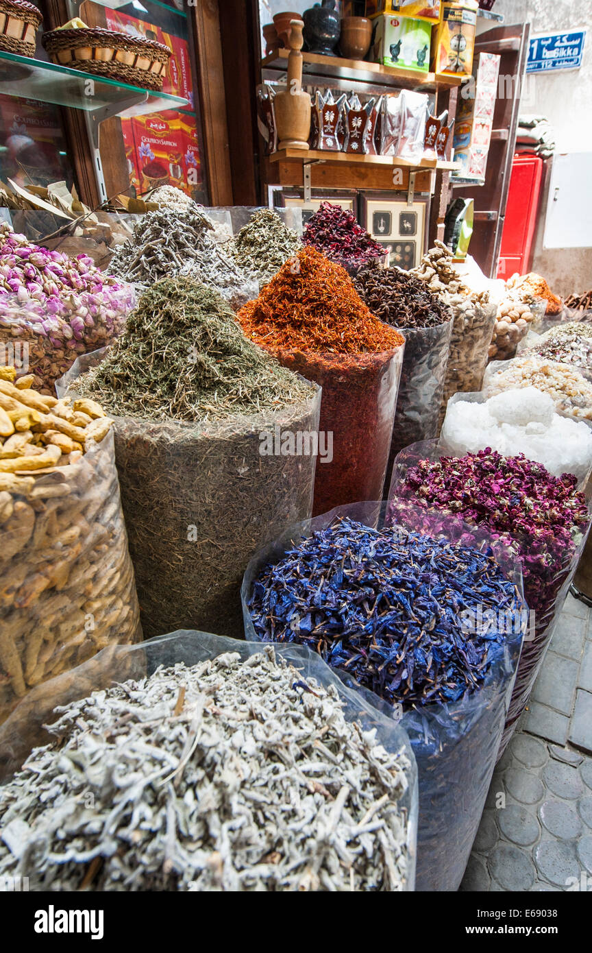 Deira Taschen von Spice Gewürze auf dem Markt Souk, Dubai, Vereinigte Arabische Emirate VAE. Stockfoto