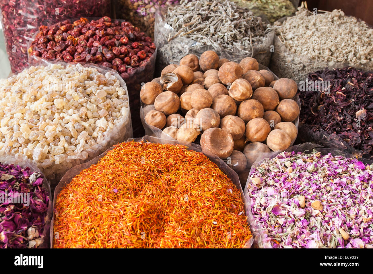 Deira Taschen von Spice Gewürze auf dem Markt Souk, Dubai, Vereinigte Arabische Emirate VAE. Stockfoto