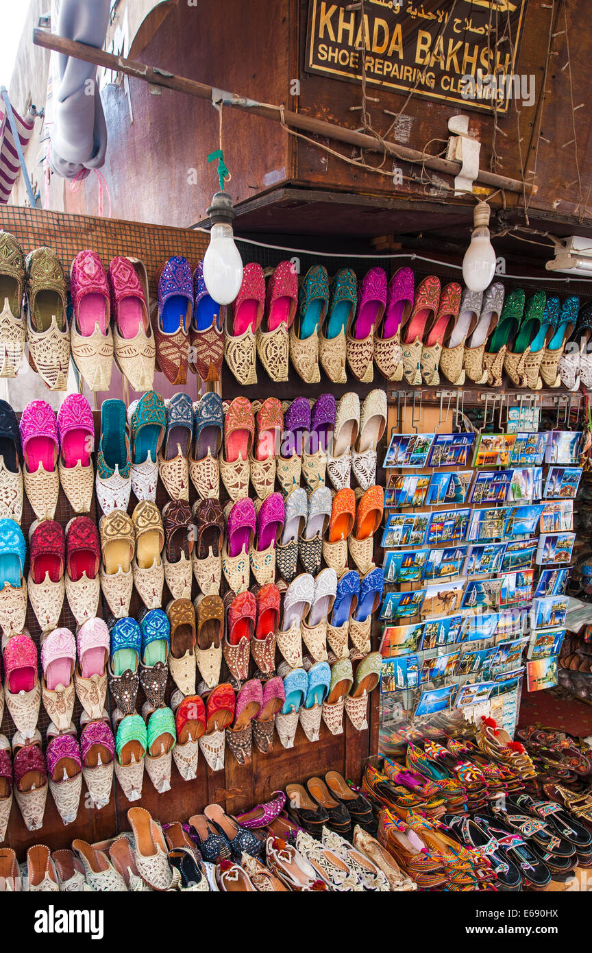 Arabische Hausschuhe Schuhe Schuhe in den Textil-Souk in Bur Dubai, Dubai, Vereinigte Arabische Emirate VAE. Stockfoto