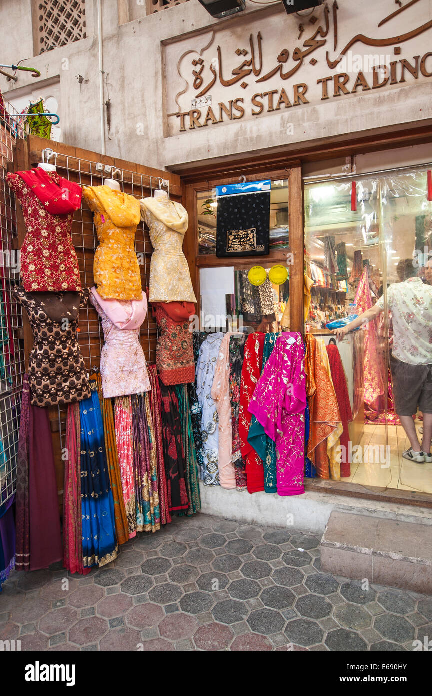 Arabische Kleidung Kleid Kleider Kleidung Kleidung Textil-Souk in Bur Dubai,  Dubai, Vereinigte Arabische Emirate VAE Stockfotografie - Alamy