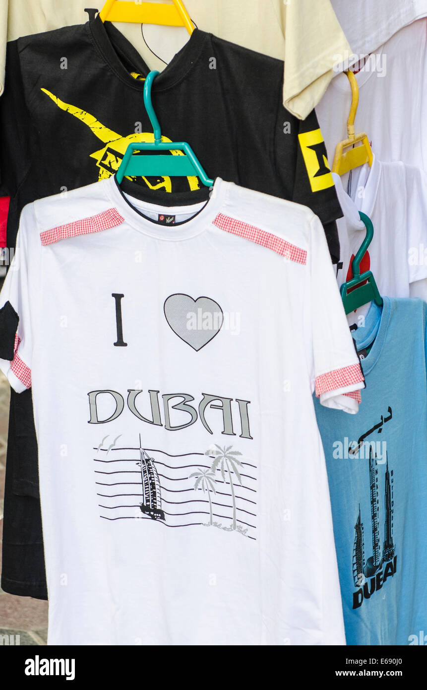 -T-Shirt t Shirt t-Shirts Kleidung Textil-Souk in Bur Dubai, Dubai, Vereinigte Arabische Emirate VAE. Stockfoto