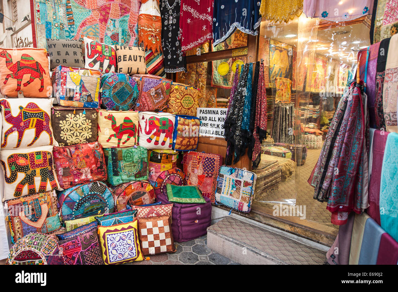 Kissen Kleidung Bekleidungstextilien Textil-Souk in Bur Dubai, Dubai, Vereinigte Arabische Emirate VAE. Stockfoto