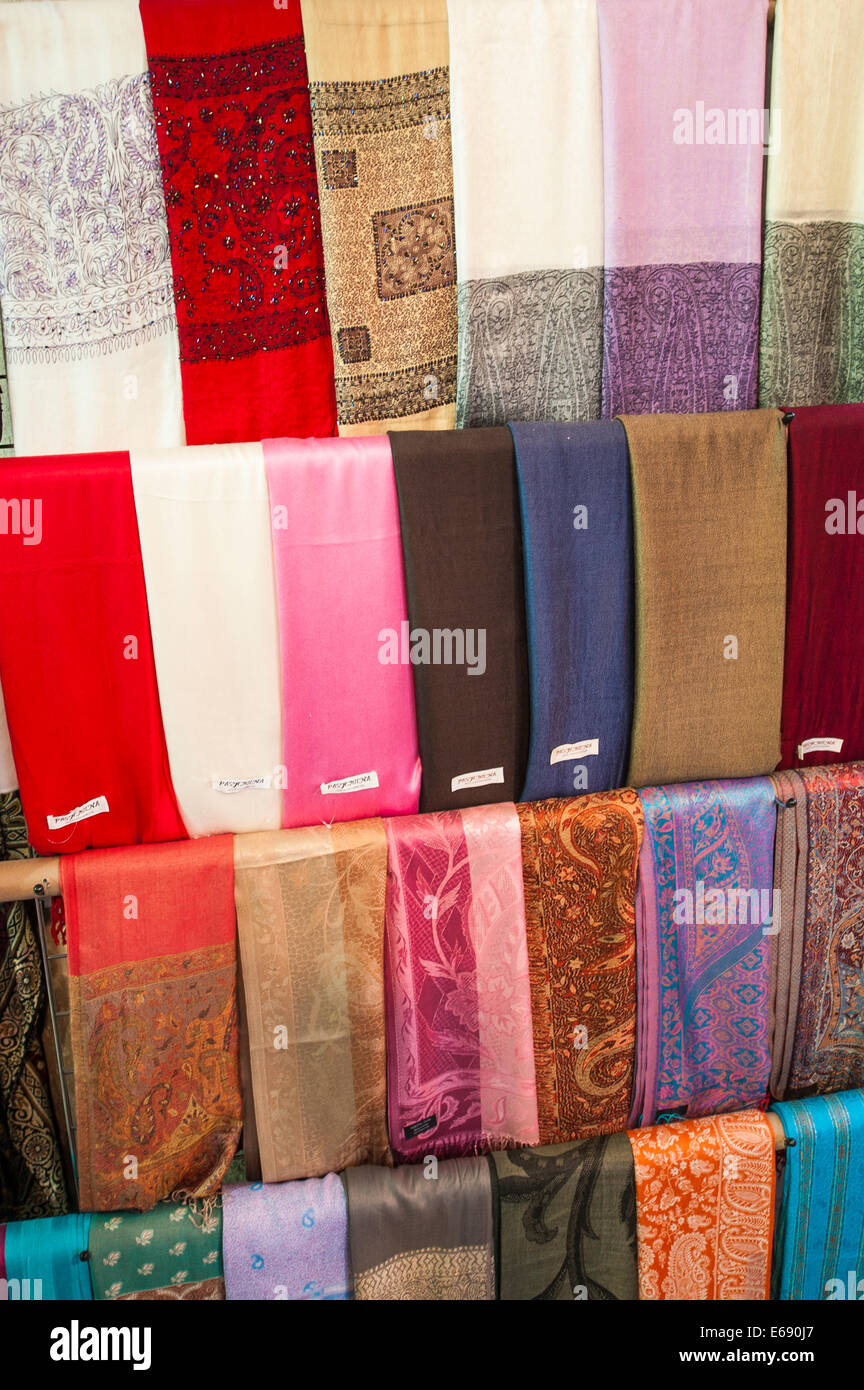 Shemagh arabische Schal Hijab Schal Textil-Souk in Bur Dubai, Dubai, Vereinigte Arabische Emirate VAE. Stockfoto