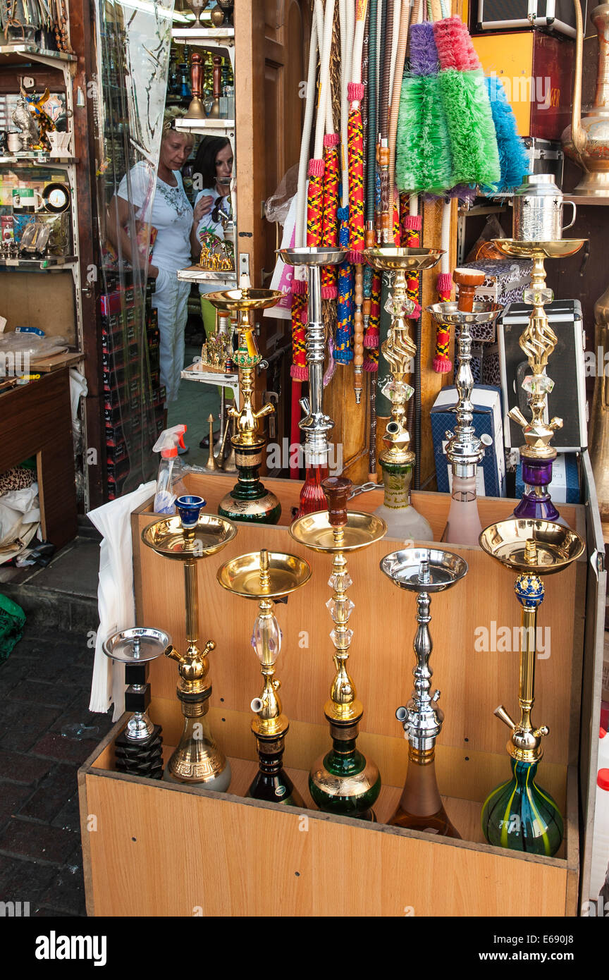 Arabische Wasserpfeife Shisha Shisha Selbstwertgefühl Wasserpfeife im Markt Souk Madinat Jumeirah Bur Dubai Dubai, Vereinigte Arabische Emirate VAE. Stockfoto