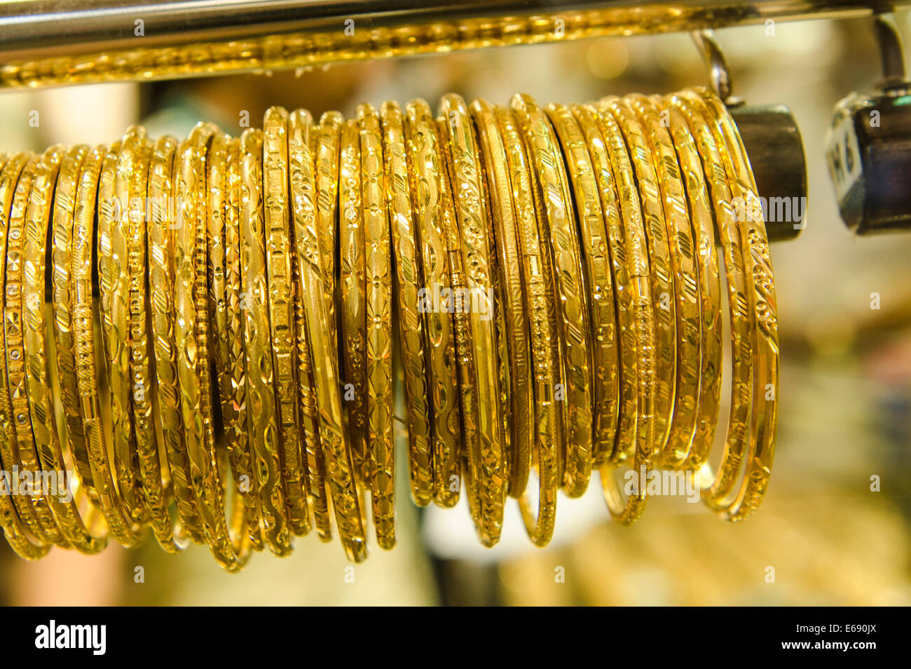 Goldschmuck in den Deira Gold Souk Markt Dubai, Vereinigte Arabische  Emirate VAE Stockfotografie - Alamy