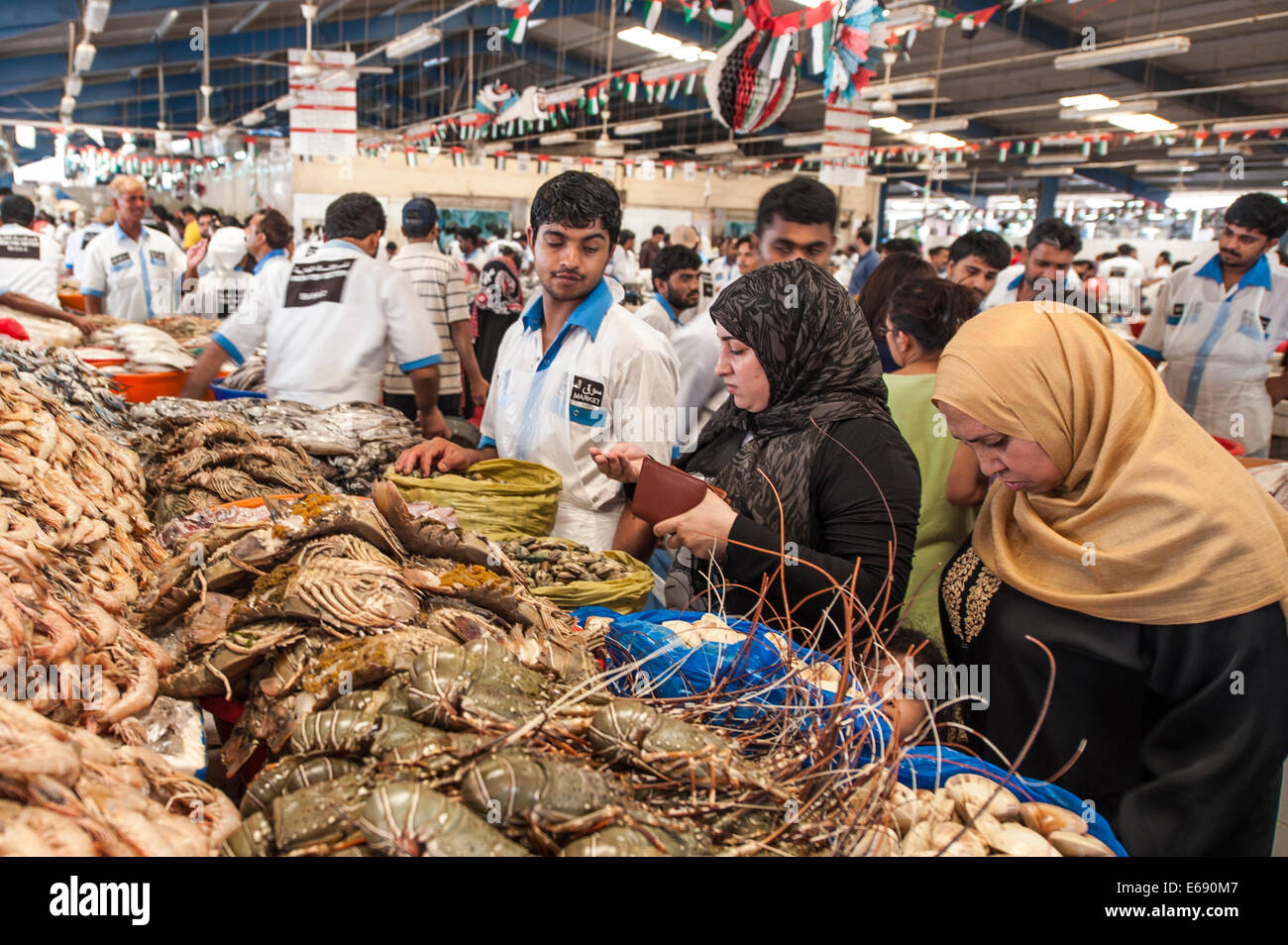 Fischer mit Fisch Krabbe Hummer Garnelen in Deira Fisch Markt Souk, Dubai, Vereinigte Arabische Emirate VAE. Stockfoto