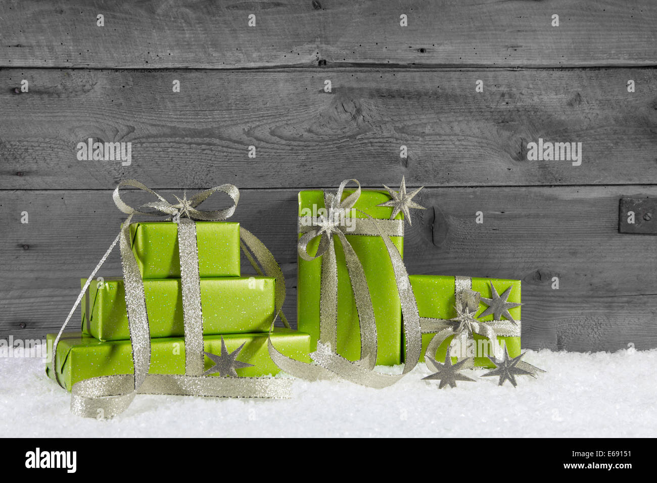 Grünes Geschenk-Boxen für Weihnachten auf grau shabby chic hinterlegt. Stockfoto