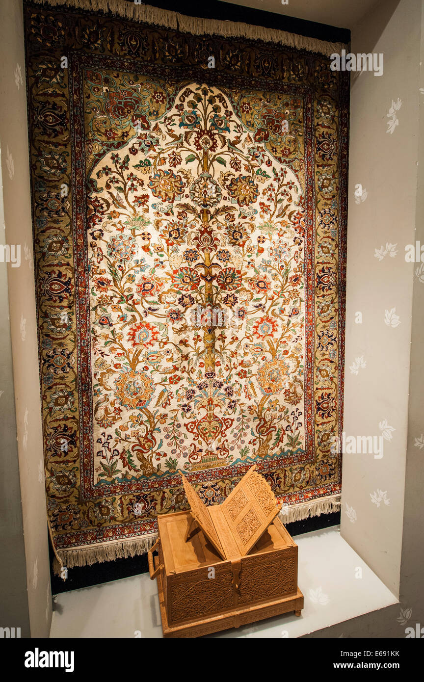 Arabische Blumen Wand Tapete Textile Kunstwerk Miraj Zentrum Center Museum  für islamische Kunst, Dubai, Vereinigte Arabische Emirate VAE  Stockfotografie - Alamy