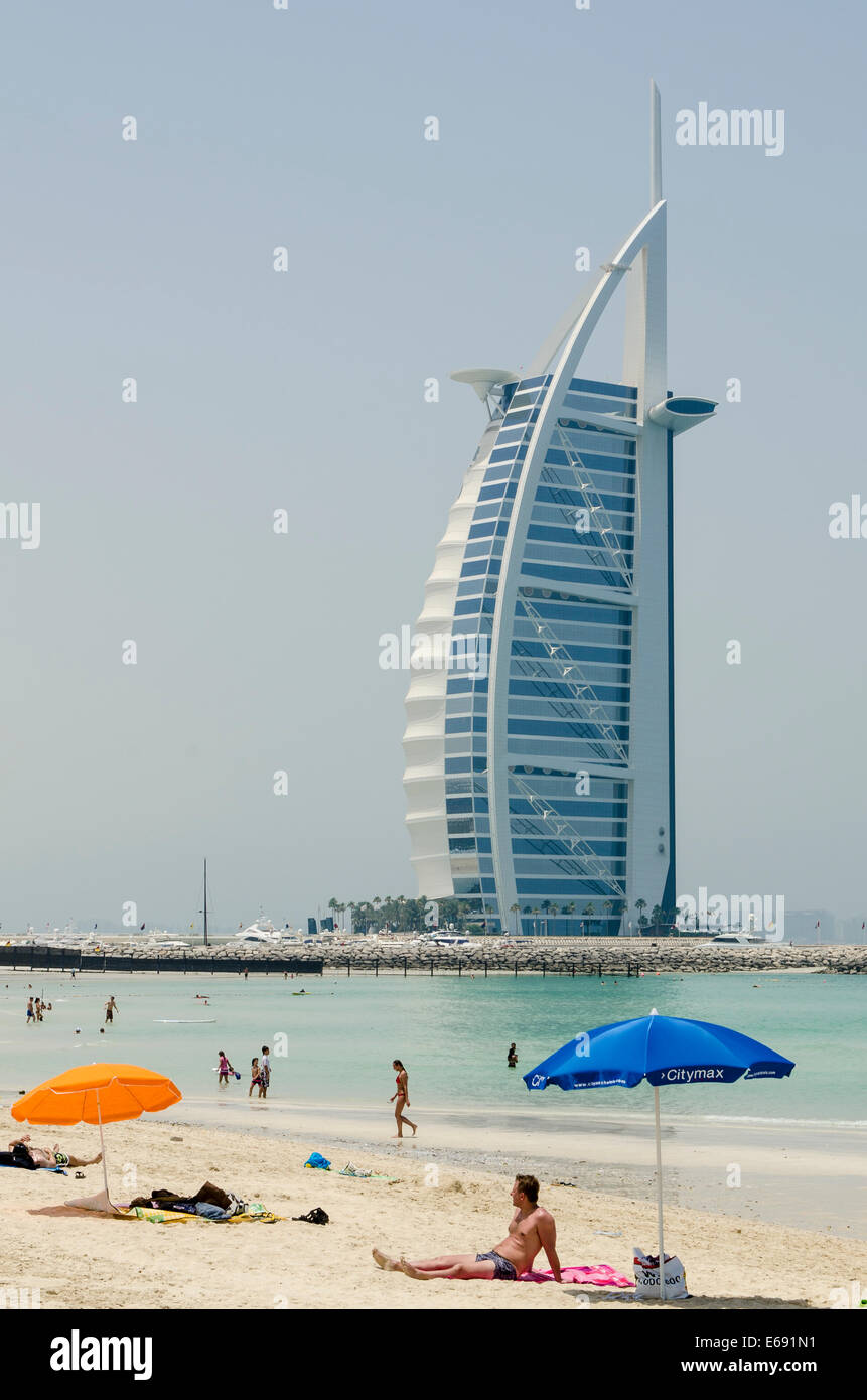 Jumeirah Beach mit Burj Al Arab Jumeirah Hotel, Dubai, Vereinigte Arabische Emirate VAE. Stockfoto