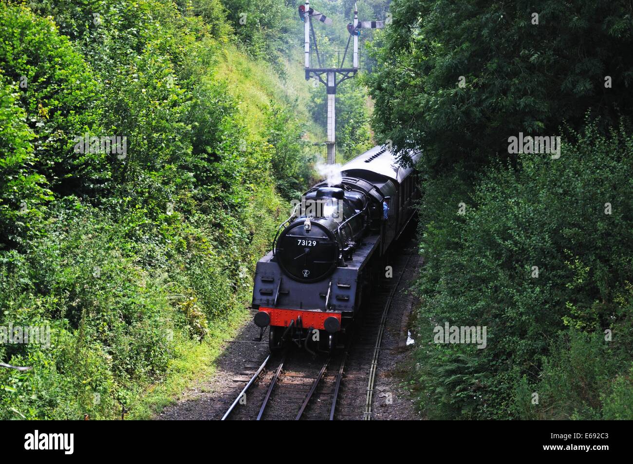 Dampf-Lokomotive British Rail-Standardklasse 5 4-6-0 Nummer 73129 in British Rail Schwarz nähert sich der Bahnhof, Arley. Stockfoto