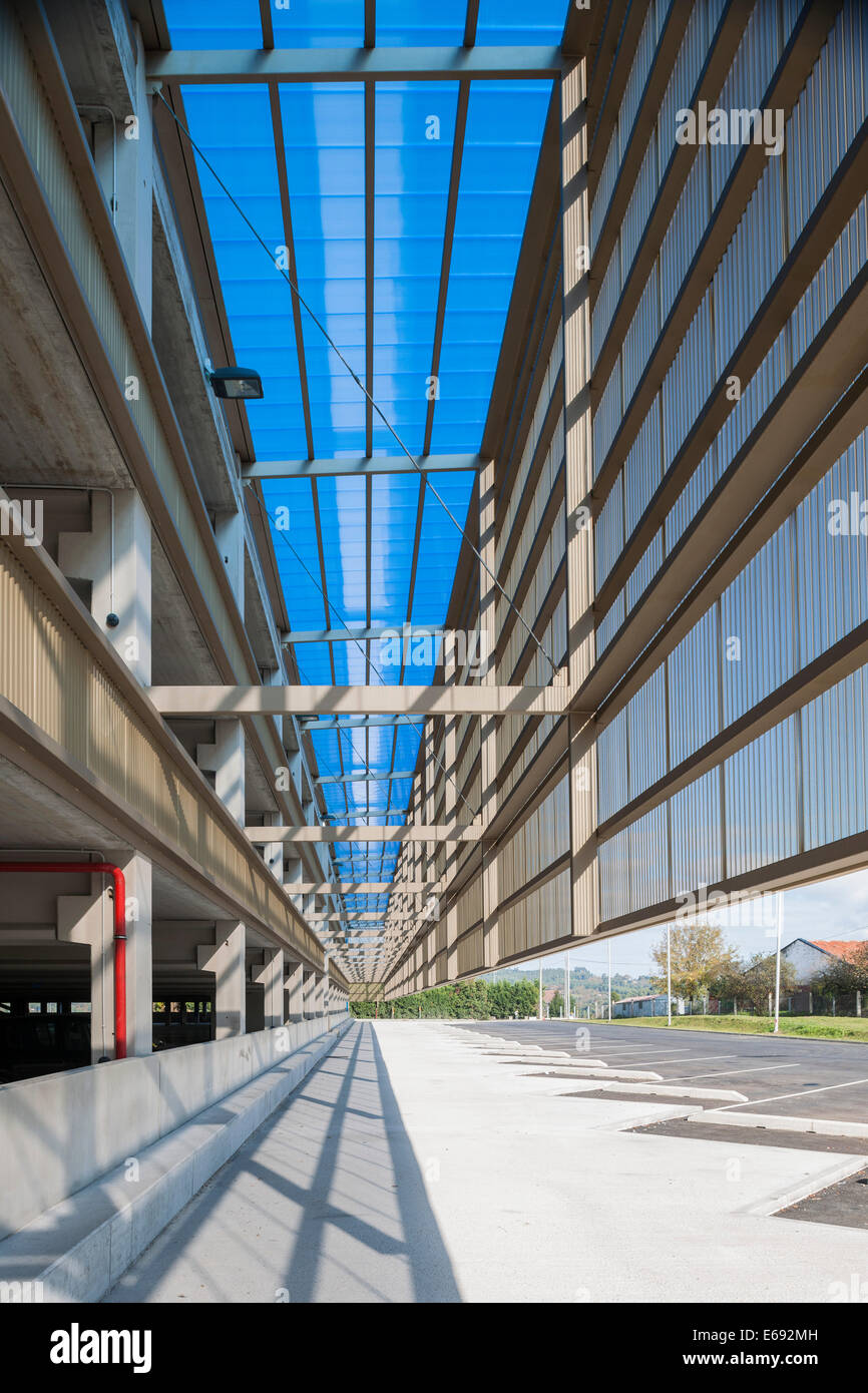 Parkhaus und Busbahnhof, Universität des Baskenlandes, Leioa, Spanien. Architekt: 标 Sociedad de Arquitectura / Stockfoto