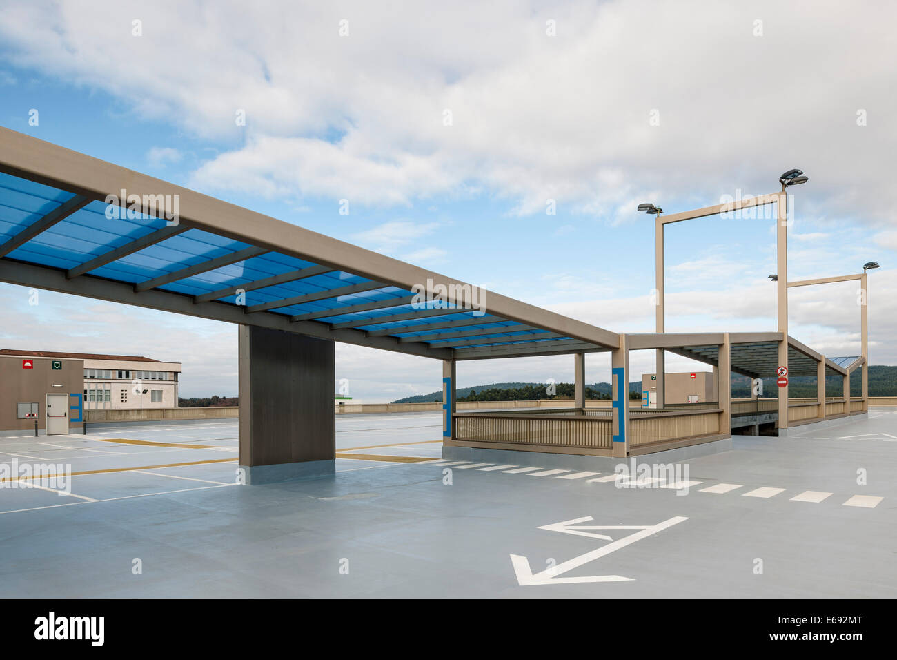 Parkhaus und Busbahnhof, Universität des Baskenlandes, Leioa, Spanien. Architekt: 标 Sociedad de Arquitectura / Stockfoto