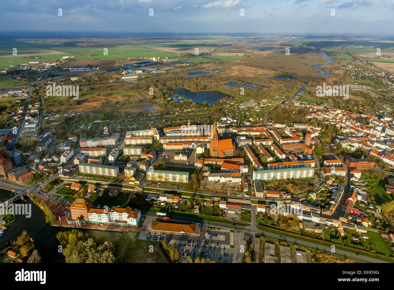 Luftaufnahme, hanseatische Stadt Demmin mit St. Bartoholomaei Kirche, Demmin, Müritz Seenplatte Stockfoto Luftaufnahme, hanseatische Stadt Demmin mit St. Bartoholomaei Kirche, Demmin, Müritz Seenplatte Stockfoto