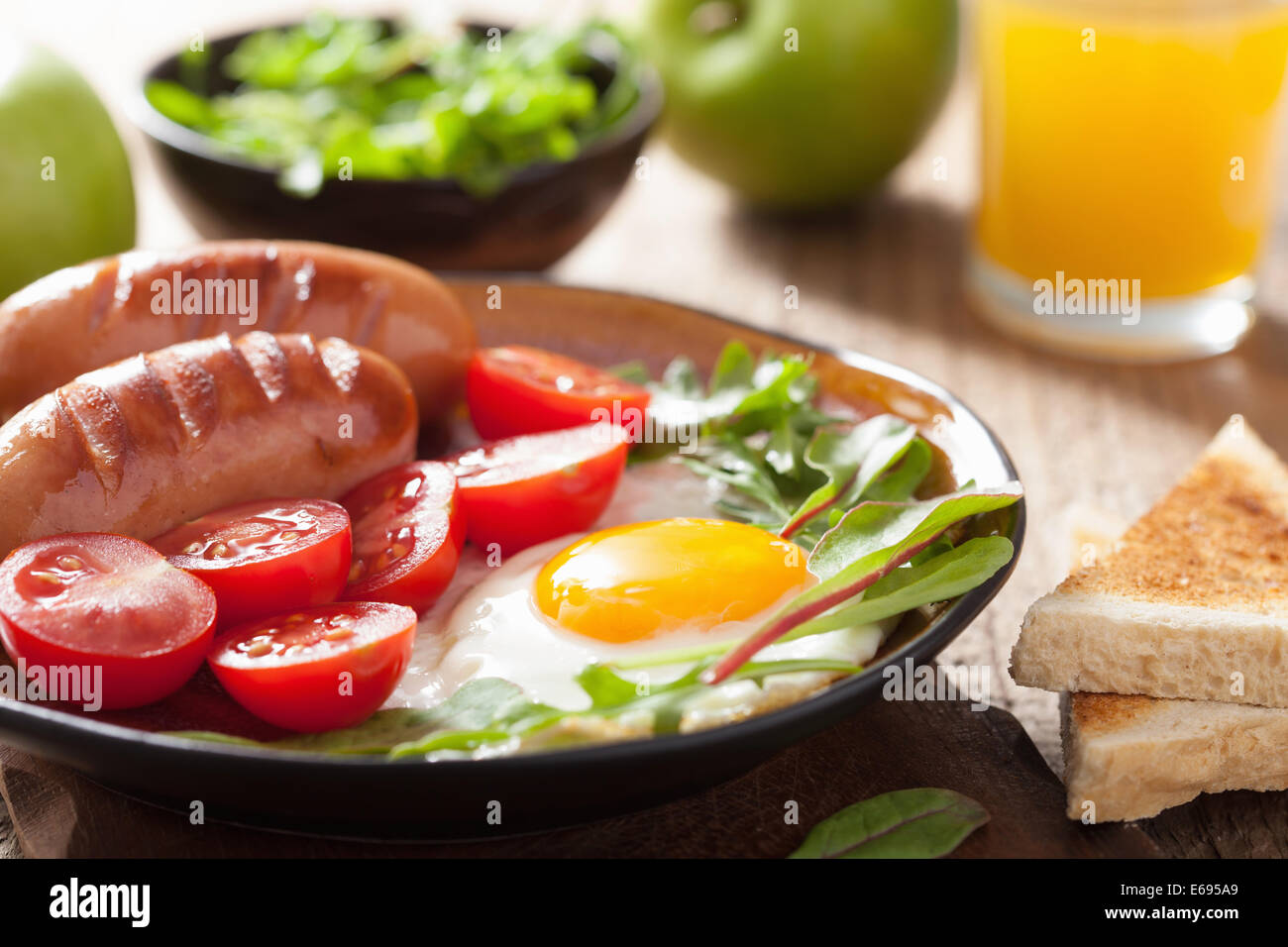 Spiegelei Würstchen Tomaten für gesundes Frühstück Stockfoto