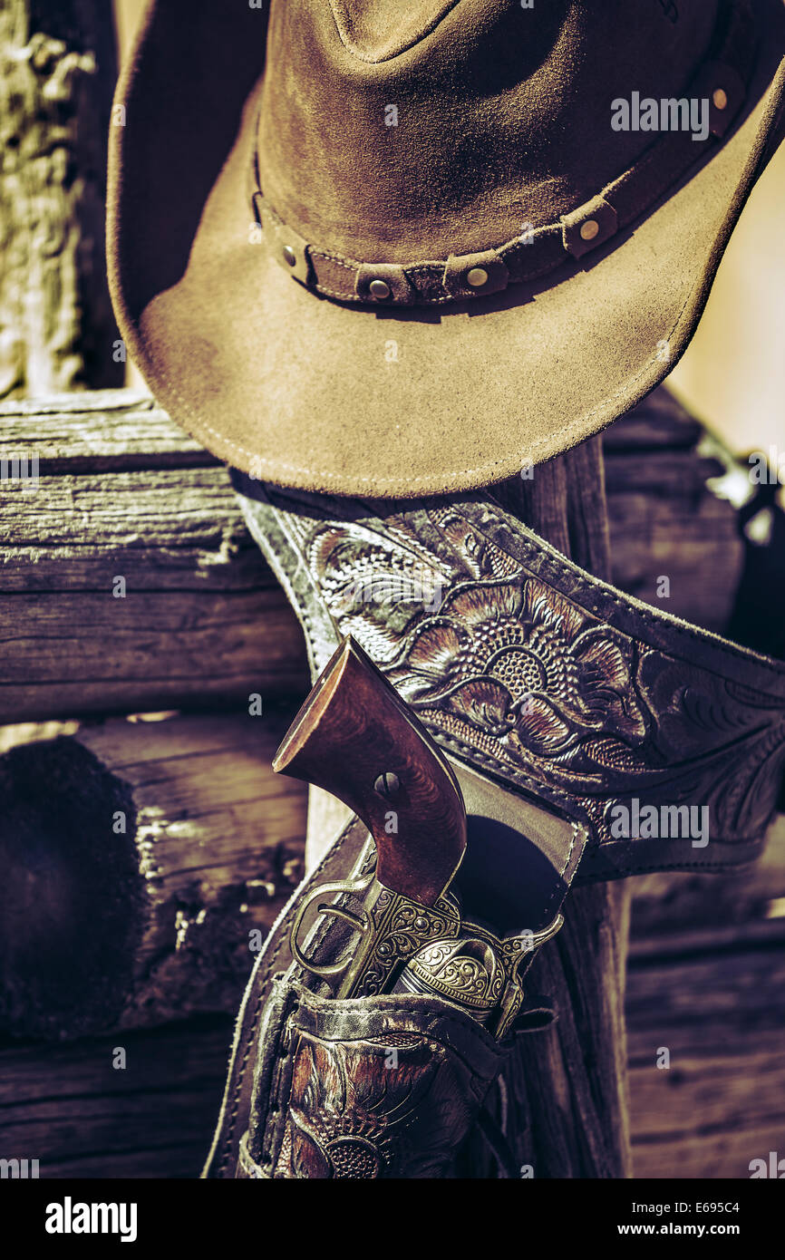 Pistole und Hut im Freien bei Sonnenlicht Stockfoto