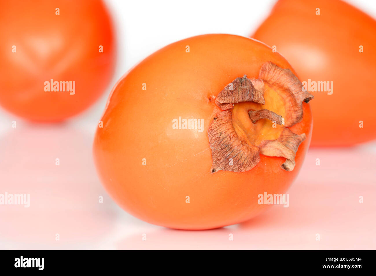 Dattelpflaume, Kaki Kaki oder Sharon Frucht (Diospyros Kaki) Stockfoto