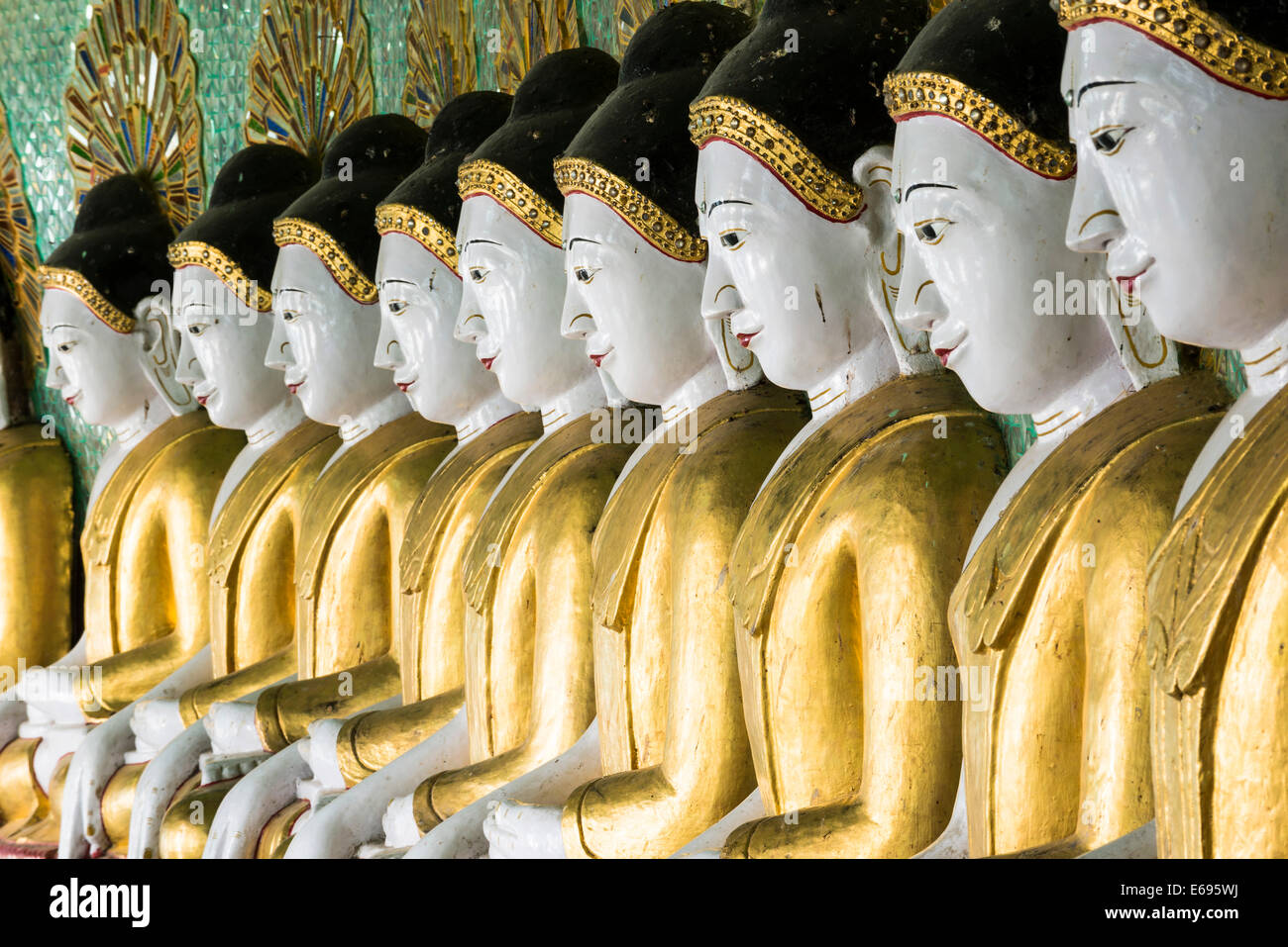 Viele sitzende Buddha Skulpturen, Wände mit Glasmosaik, Umin Thounzeh, Umin Thonse oder U-Min-Thonze-Pagode oder 30 Höhlen dekoriert Stockfoto