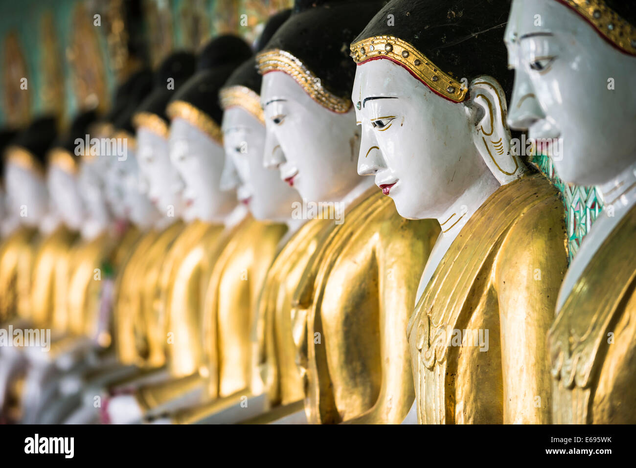 Viele sitzende Buddha Skulpturen, Wände mit Glasmosaik, Umin Thounzeh, Umin Thonse oder U-Min-Thonze-Pagode oder 30 Höhlen dekoriert Stockfoto
