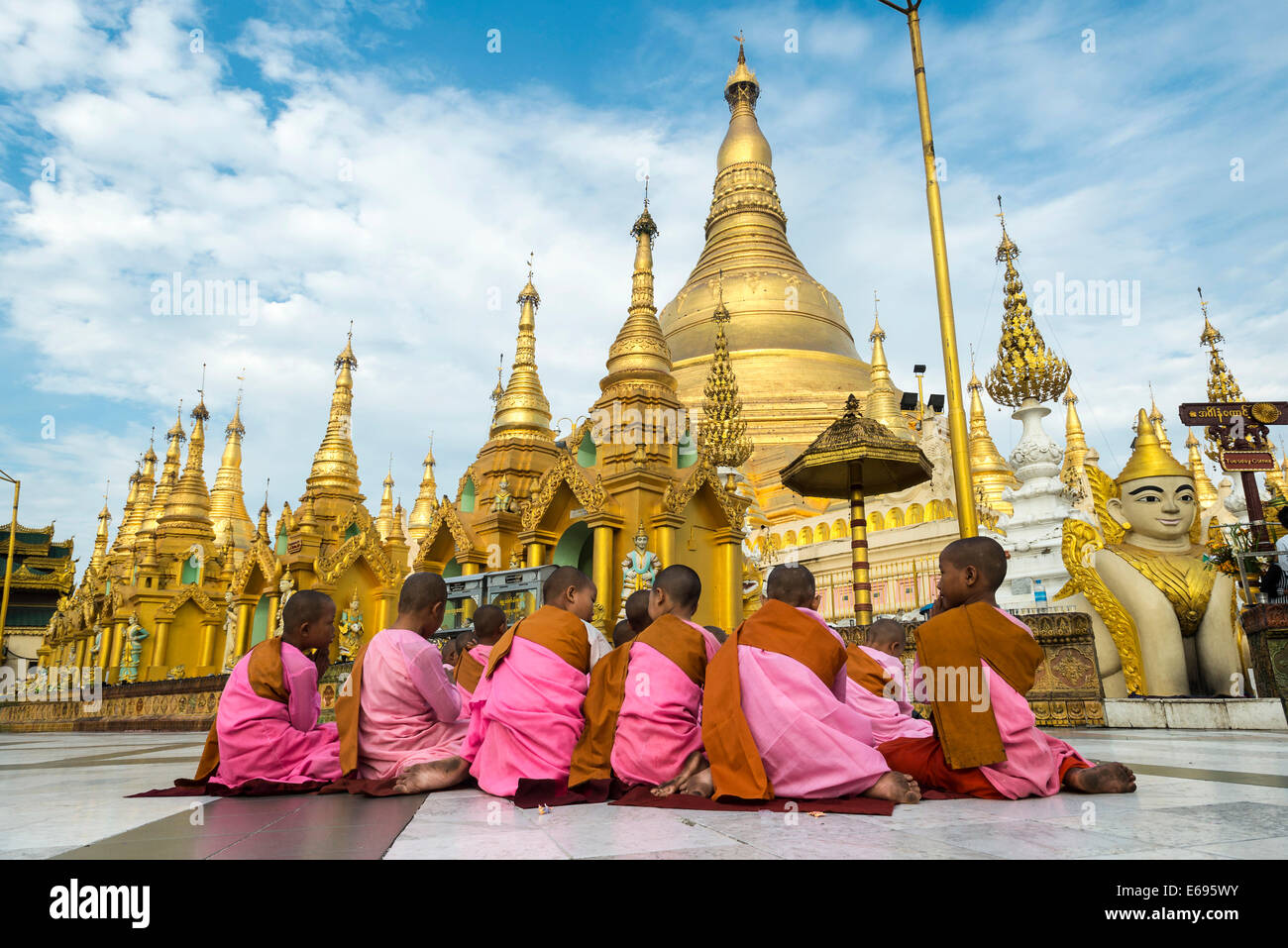 Anfänger oder Nonnen, goldene Hauptstupa Chedi, beten Shwedagon-Pagode, Singuttara Hill, Yangon oder Rangun, Yangon Region, Myanmar Stockfoto