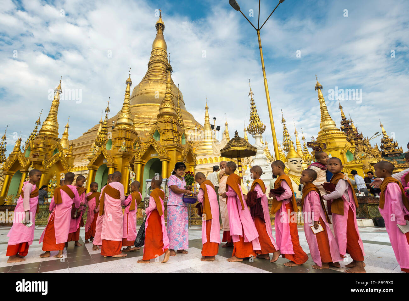 Anfänger oder Nonnen akzeptieren Angebote, goldene Hauptstupa, Chedi, Shwedagon-Pagode, Singuttara Hill, Yangon oder Rangoon Stockfoto