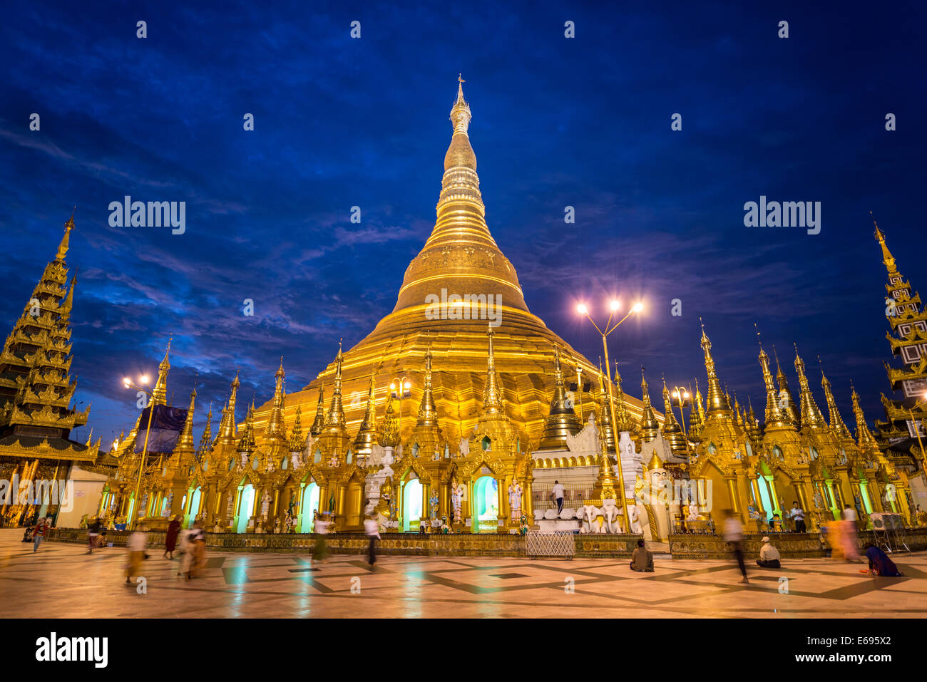 Gläubigen, goldene Hauptstupa, Chedi, blaue Stunde, Shwedagon-Pagode, Singuttara Hill, Yangon oder Rangoon, Region Yangon, Myanmar Stockfoto