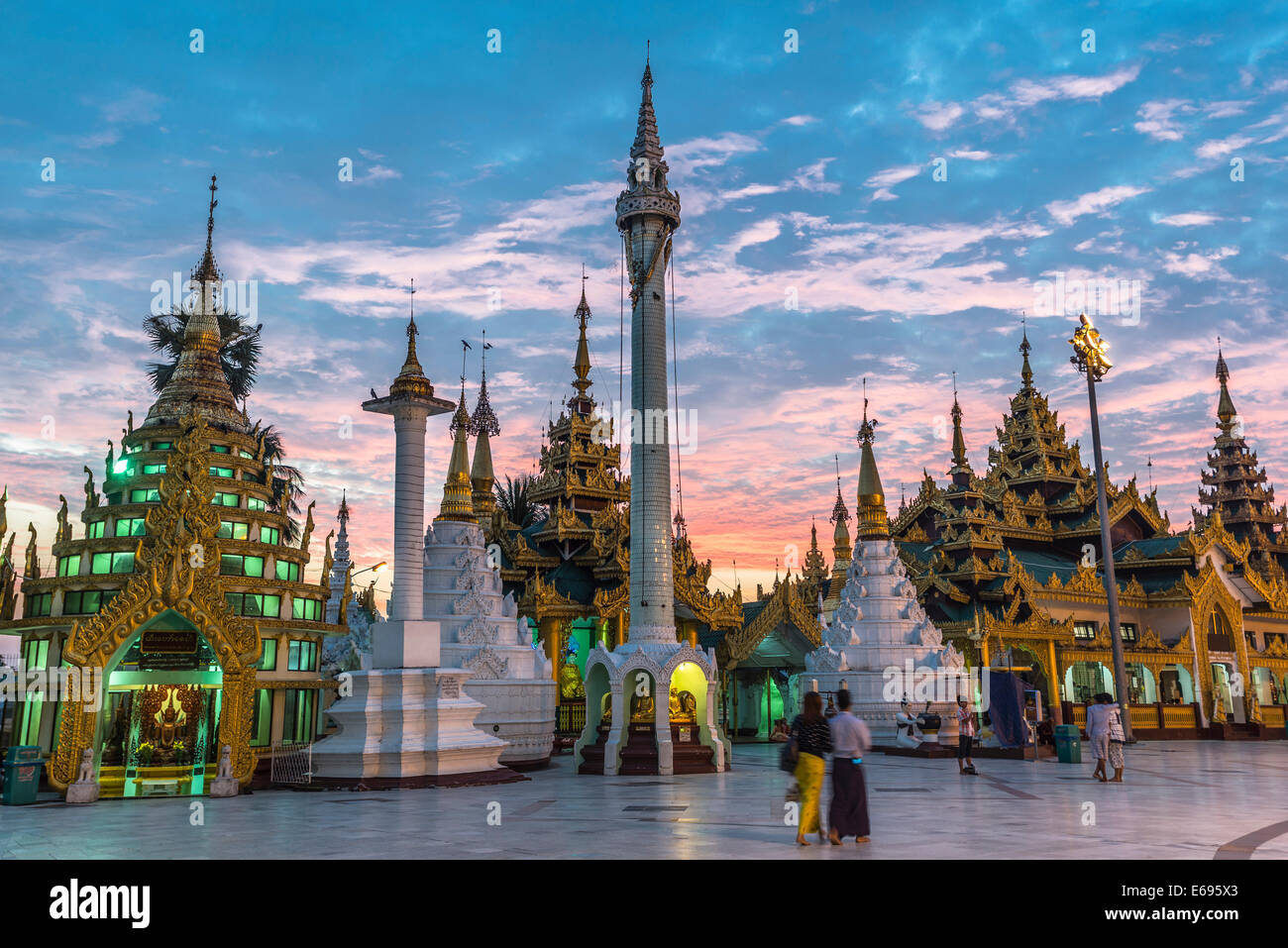 Schreine, Shwedagon-Pagode, Sonnenaufgang, Singuttara Hill, Yangon, Region Yangon, Myanmar Stockfoto